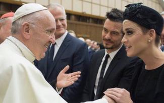 Katy_Perry_with_Pope_Francis.jpg