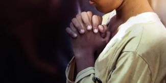 girl_praying_hands_1024_512_75_s_c1.jpg