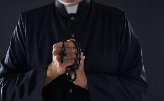 priest_with_rosary_810_500_75_s_c1.jpg