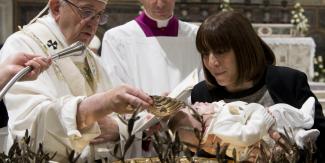 web3-pope-francis-baptism-child-osservatore-romano-afp.jpg