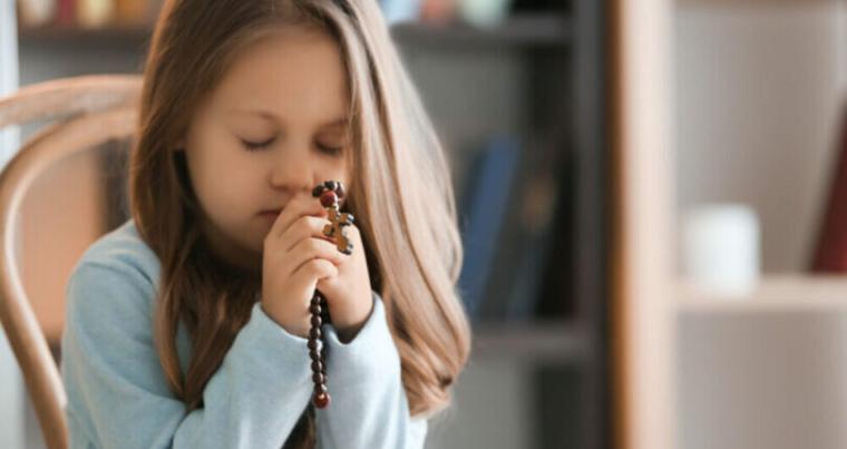Child-prays-rosary-scaled-e1764946170917-810x500.jpg