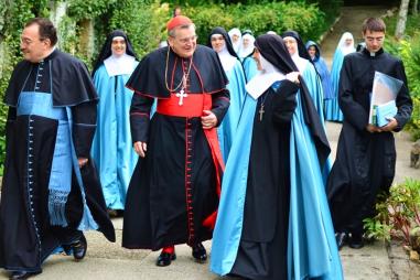 Cardinal_Raymond_Burke_with_Sisters_Adorers.jpg