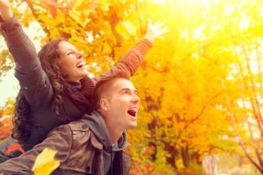 Happy_couple_in_autumn_leaves_810_500_75_s_c1.jpg