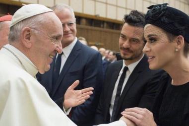 Katy_Perry_with_Pope_Francis.jpg