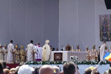 Pope_Francis_celebrates_Divine_Liturgy_in_Blaj_Romania_Credit_Andrea_Gagliarducci_CNA.jpg