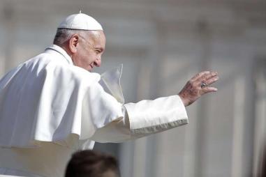 Pope_Francis_waves_to_pilgrims_during_his_April_26_2017_general_audience_in_St_Peters_Square_Credit_Lucia_Ballester_CNA.jpg
