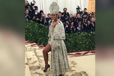 Rihanna_as_pope_at_Met_Gala.jpg