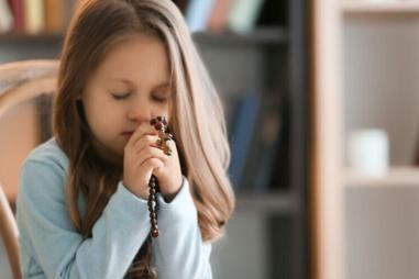 Child-prays-rosary-scaled-e1764946170917-810x500.jpg