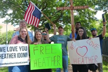 Heather-Idoni-supporters-outside-court-810x500.jpeg