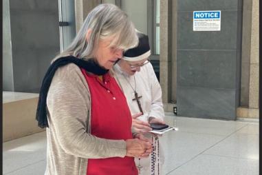 Joan-Andrews-Bell-praying-rosary-with-nun-810x500.jpg