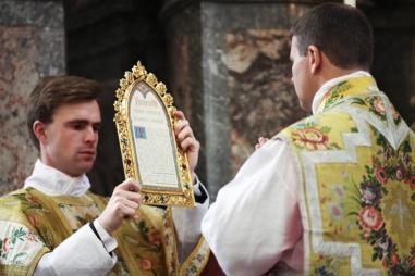 Priest_traditional_Latin_Mass_reciting_prologue-810x500.jpg