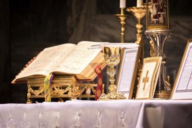 latin_mass_altar-810x500.jpg