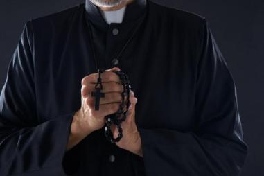 priest_with_rosary_810_500_75_s_c1.jpg