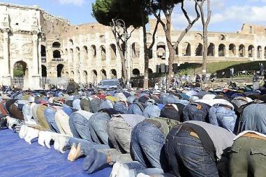 sfregio_islamico__il_colosseo_diventa_una_moschea_a_cielo_aperto__pronta_l_invasione_.jpg