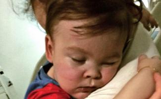 Alfie_Evans_with_mom_Kate_April_24__2018_810_500_75_s_c1.jpg