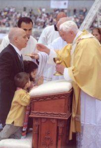 Benedikt-XVI-a-prijimanie-do-ust-zmen-204x300.jpg
