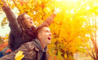 Happy_couple_in_autumn_leaves_810_500_75_s_c1.jpg