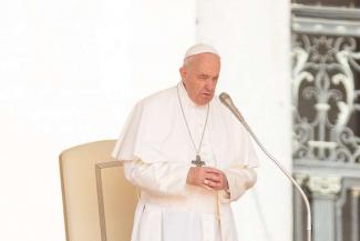 Pope_Francis_prays_during_the_general_audience_April_24_2019_Credit_Lucia_Ballester_CNA.jpg