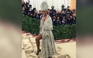 Rihanna_as_pope_at_Met_Gala.jpg