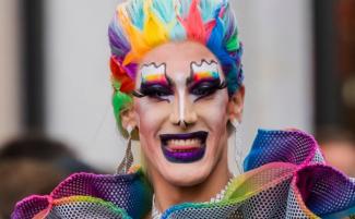 drag_queen_tongue_teeth_810_500_75_s_c1.jpg