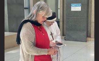 Joan-Andrews-Bell-praying-rosary-with-nun-810x500.jpg