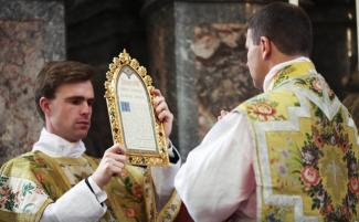 Priest_traditional_Latin_Mass_reciting_prologue-810x500.jpg