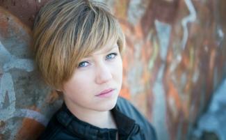 Sad-girl-with-short-hair-1-scaled-e1697020072547-810x500.jpg