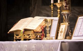 latin_mass_altar-810x500.jpg