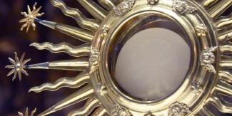 monstrance_close_up_1024_512_75_s_c1.jpg