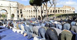 sfregio_islamico__il_colosseo_diventa_una_moschea_a_cielo_aperto__pronta_l_invasione_.jpg