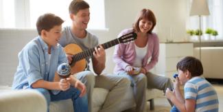 web3-family-music-guitar-home-de-pressmaster-i-shutterstock.jpg